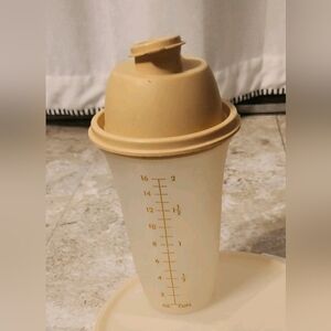 Tupperware vintage shaker container 2 cup 16 oz liquid measurement
